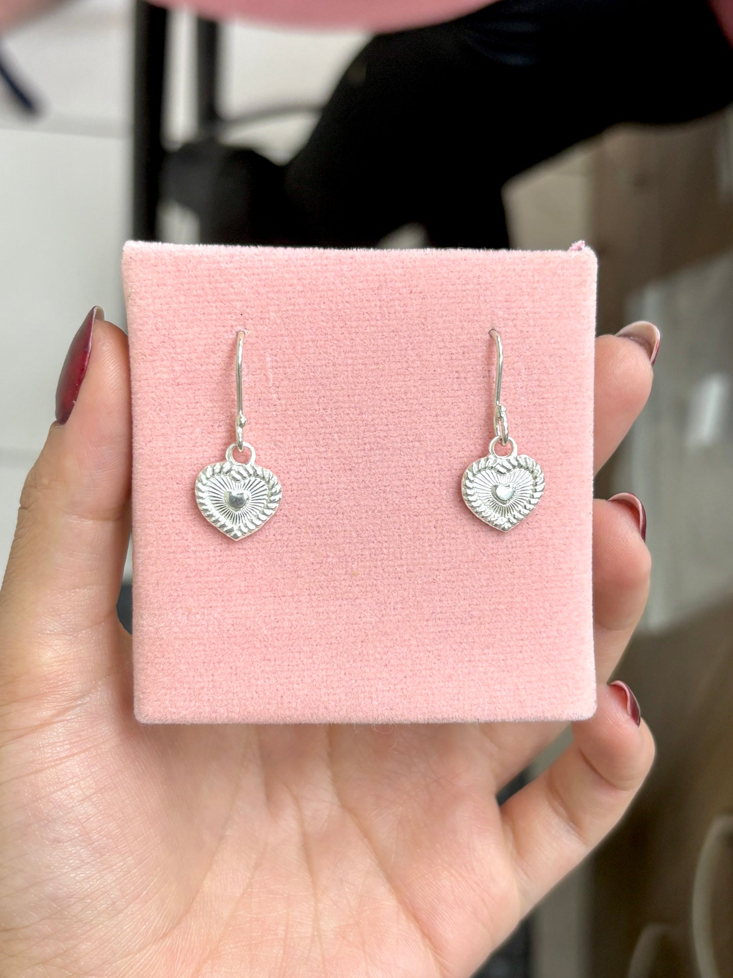 Arete corazon rayas y contorno enroscado colgante - Plata