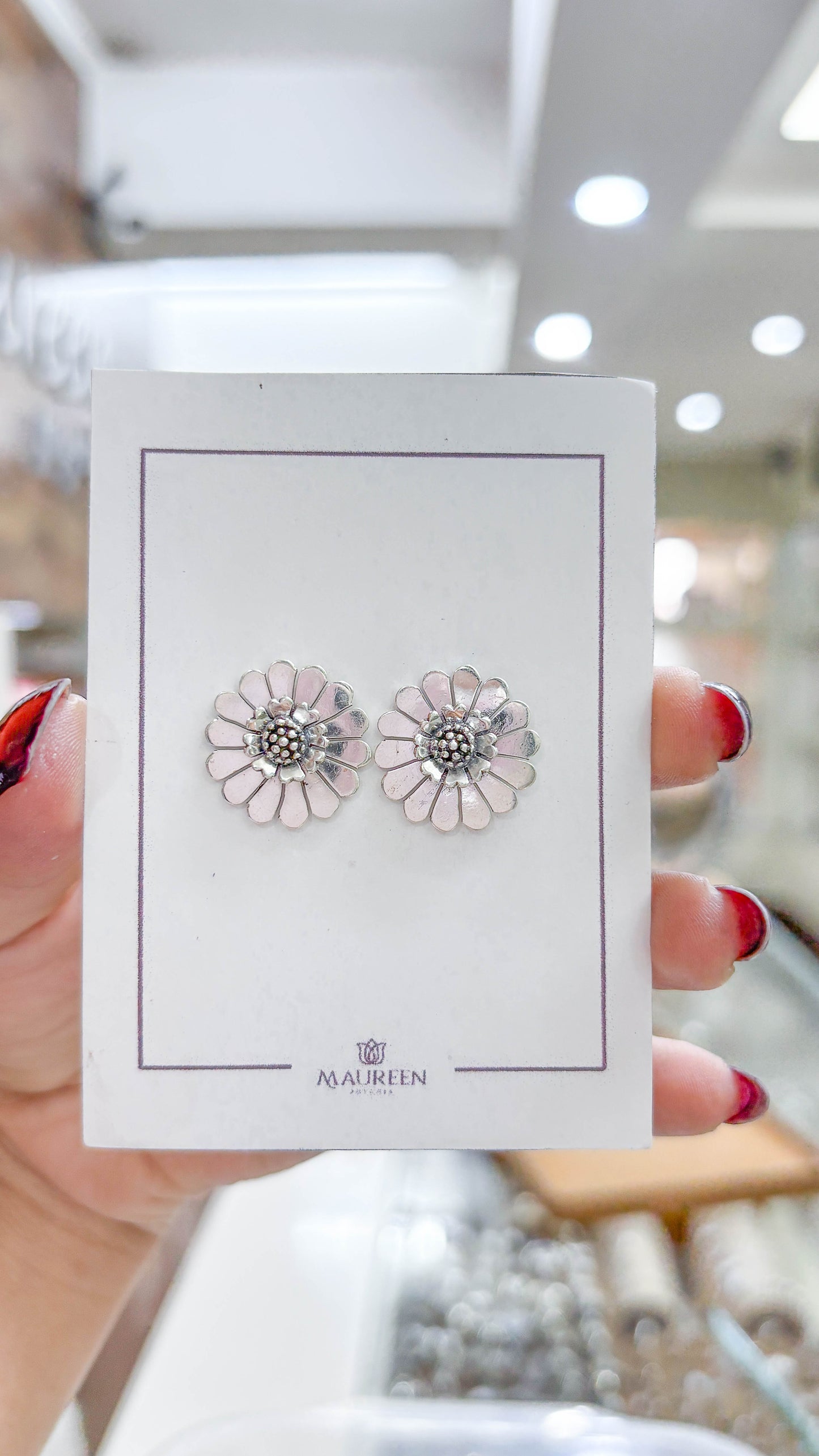 Arete flor con varios petalos - Plata quemada