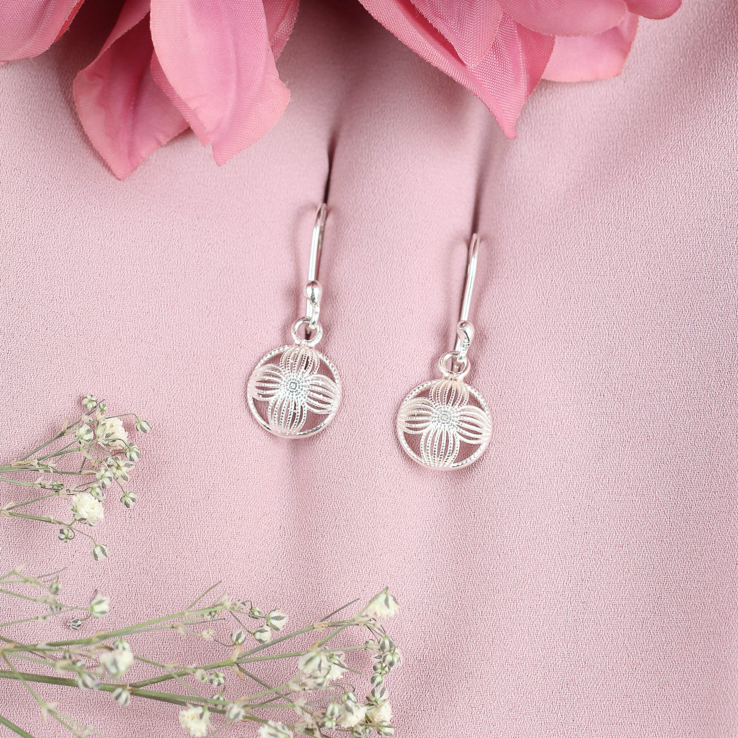 Arete circular con flor tejida colgante - Plata