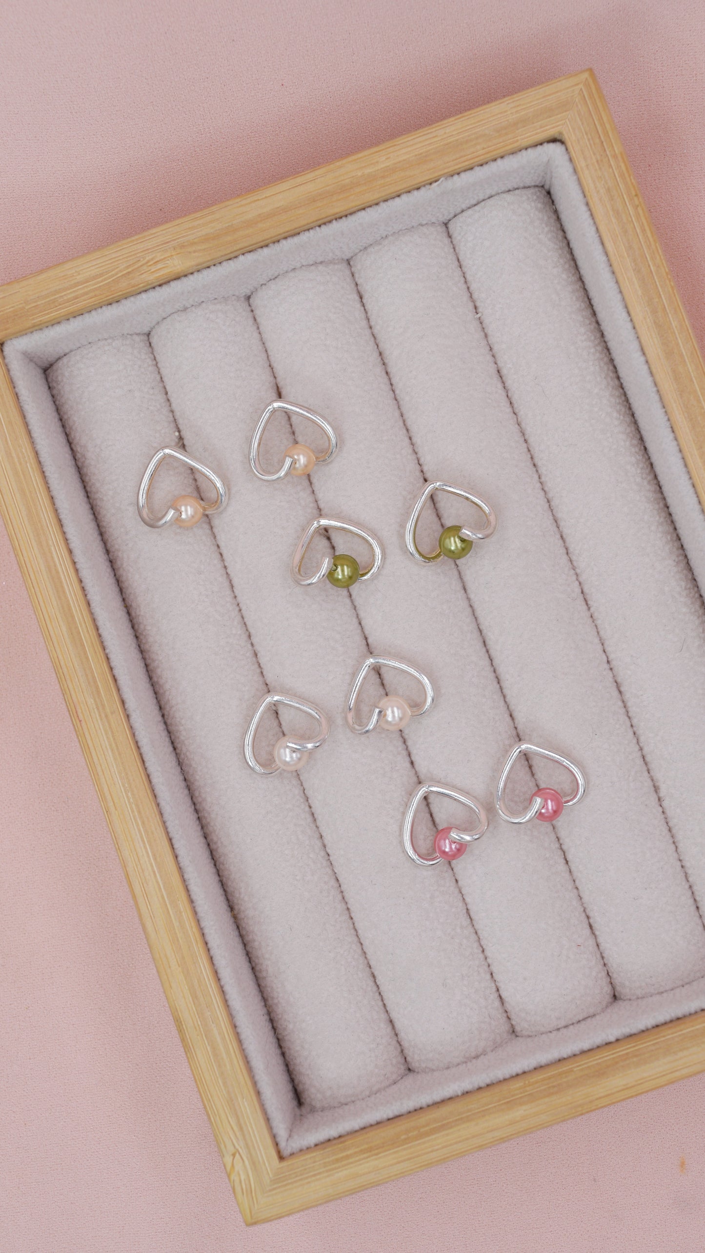 Arete perlas de colores con tubo doblado