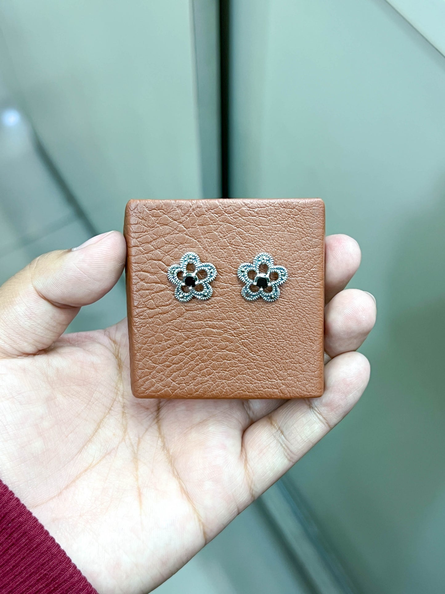 Arete flor marquesita piedra onix pegado - Plata