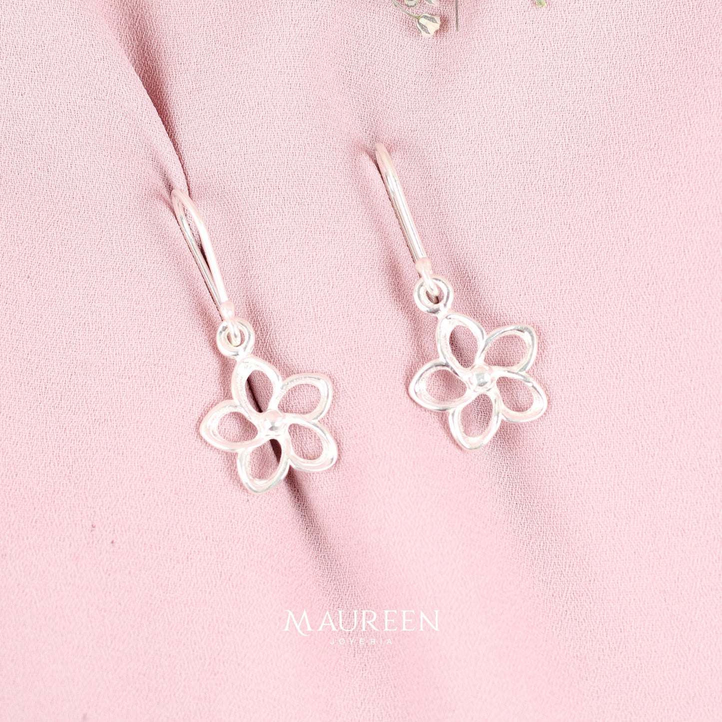 Arete flor calada petalos en punta colgante - Plata