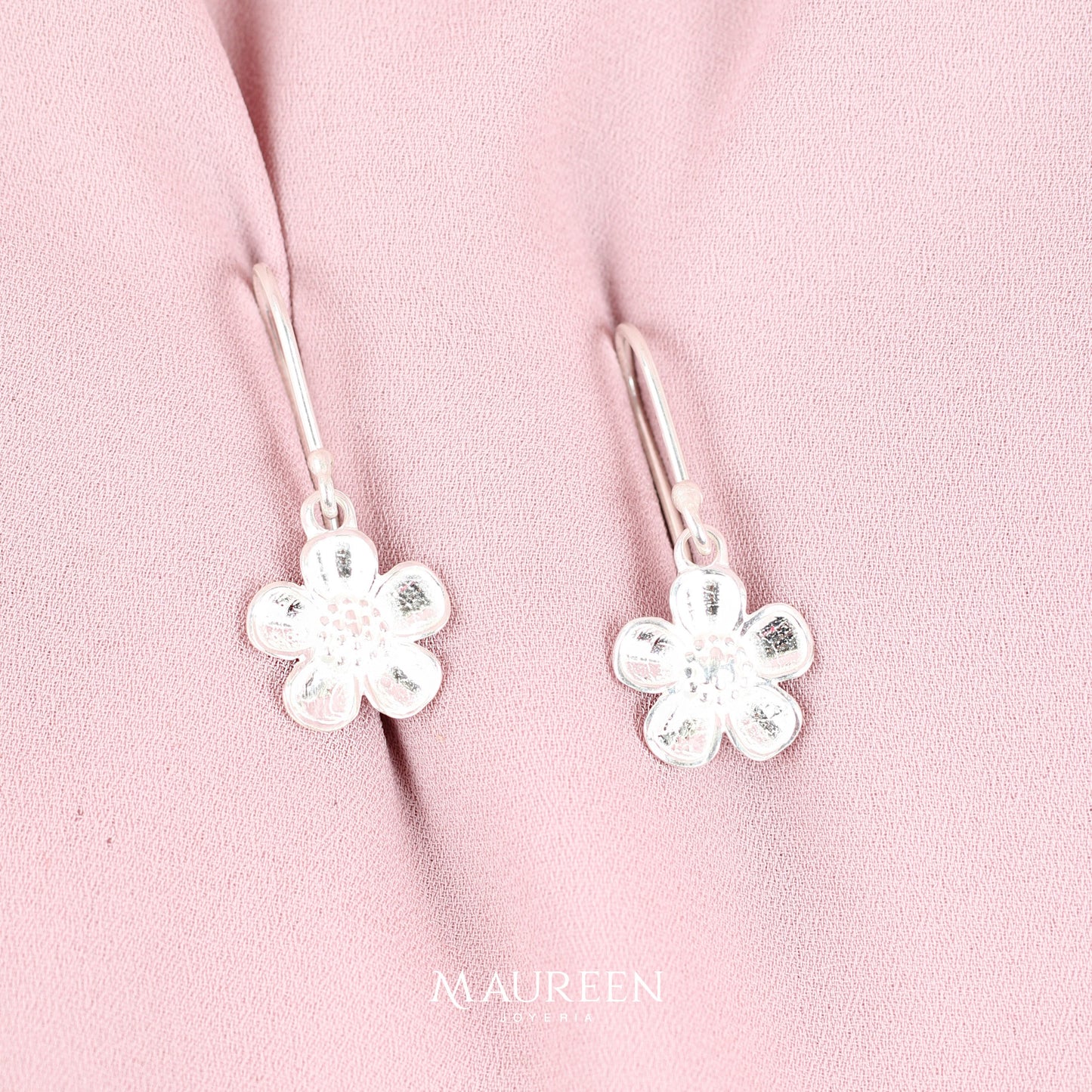 Arete flor petalos circulares con puntos en centro colgante - Plata