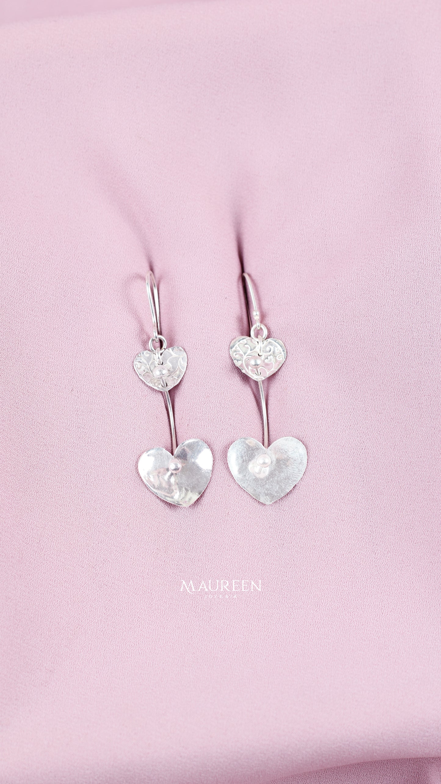 Arete colgante corazones lisos y texturados