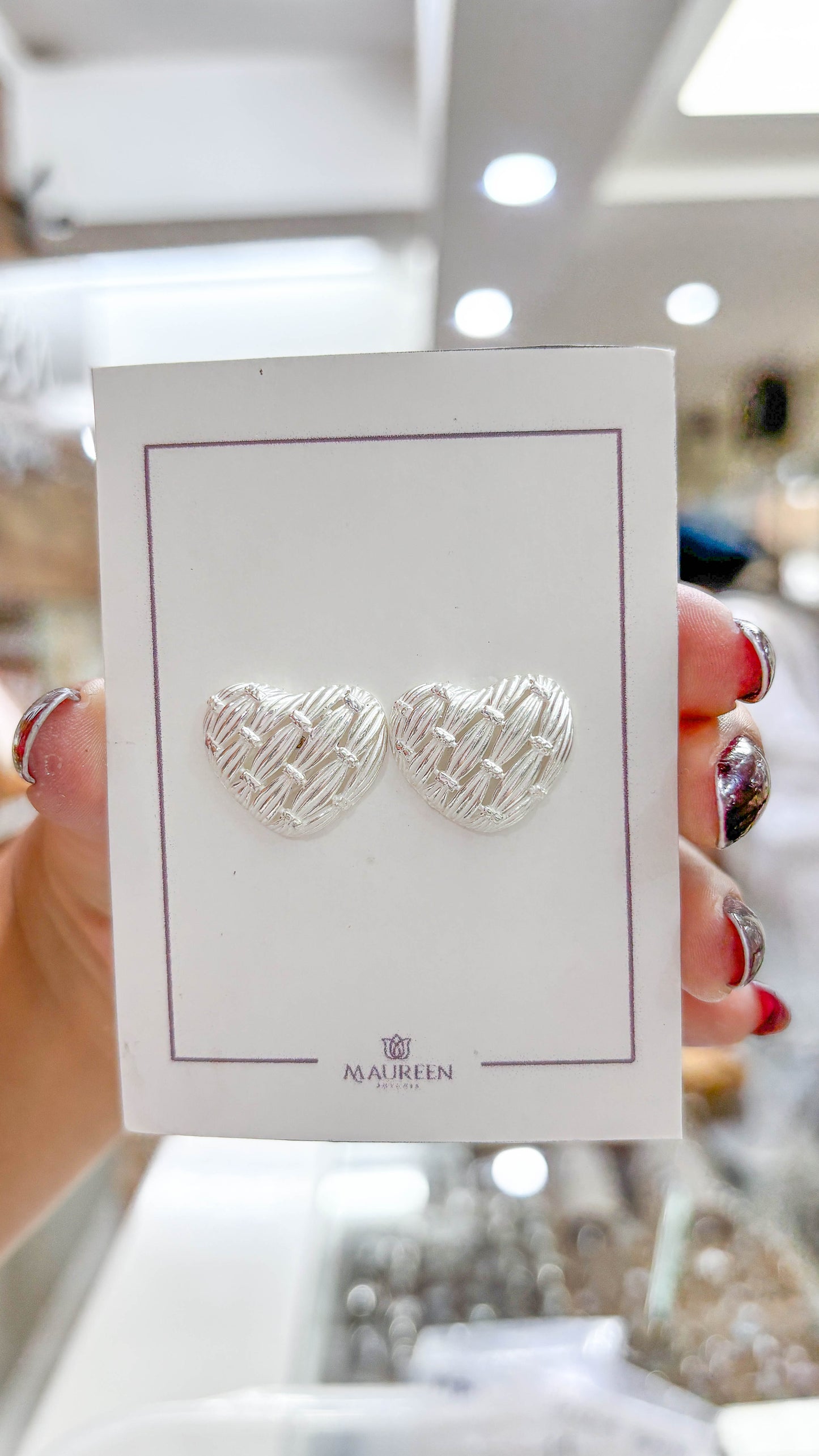 Arete corazon rayas pegado