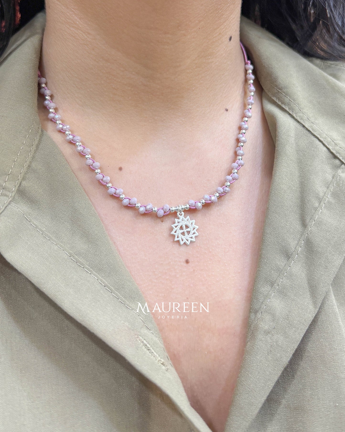 Collar de hilo y murano con dije ajustable - Plata