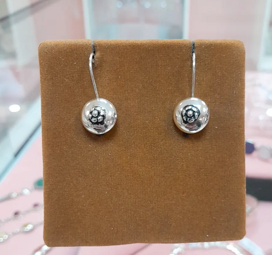 Arete lentejas con flor colgante - Plata quemada