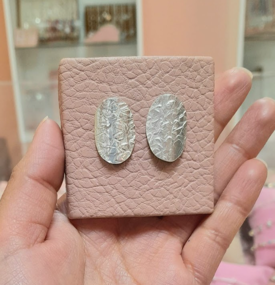 Arete chapa oval texturado - Plata