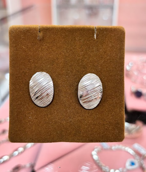 Arete chapa oval texturado - Plata