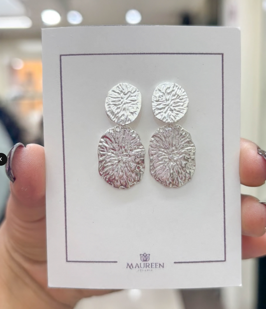 Arete doble chapa oval texturada con poste - Plata