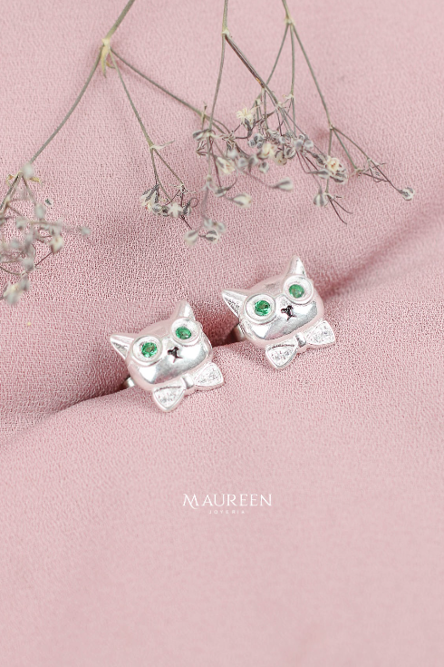 Arete gato corbatín ojos esmeralda - Plata