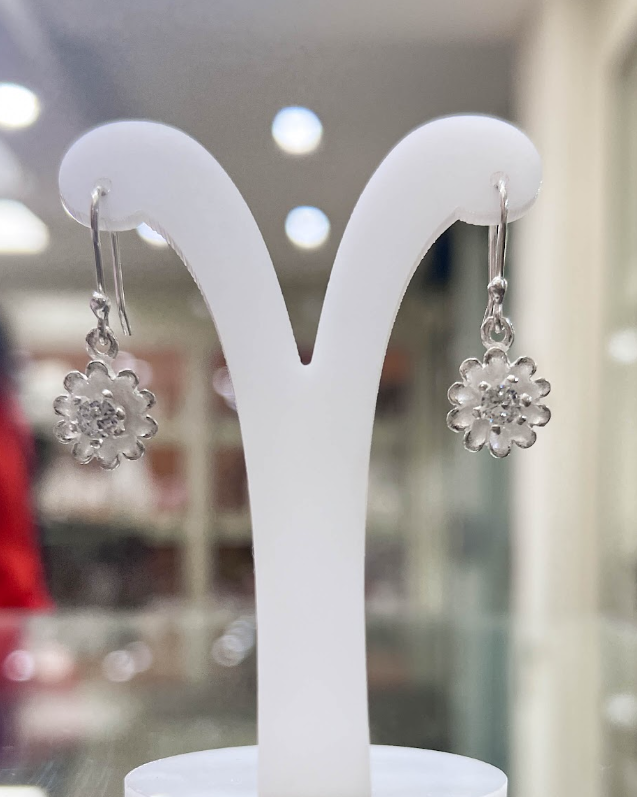 Arete flor con varios petalos y circon - Plata