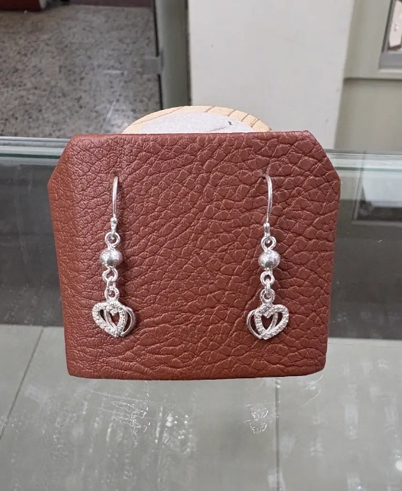 Arete esfera con dos corazones calados pequeños colgante- Plata