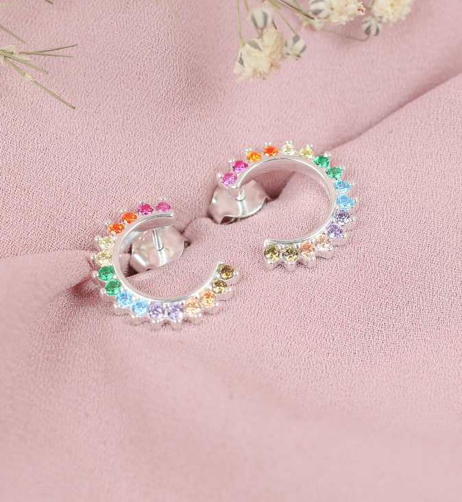 Arete C con circones de colores pegado - Plata