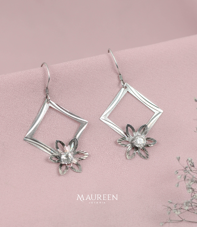 Arete colgante rombo con textura y flor calada con circon - Plata