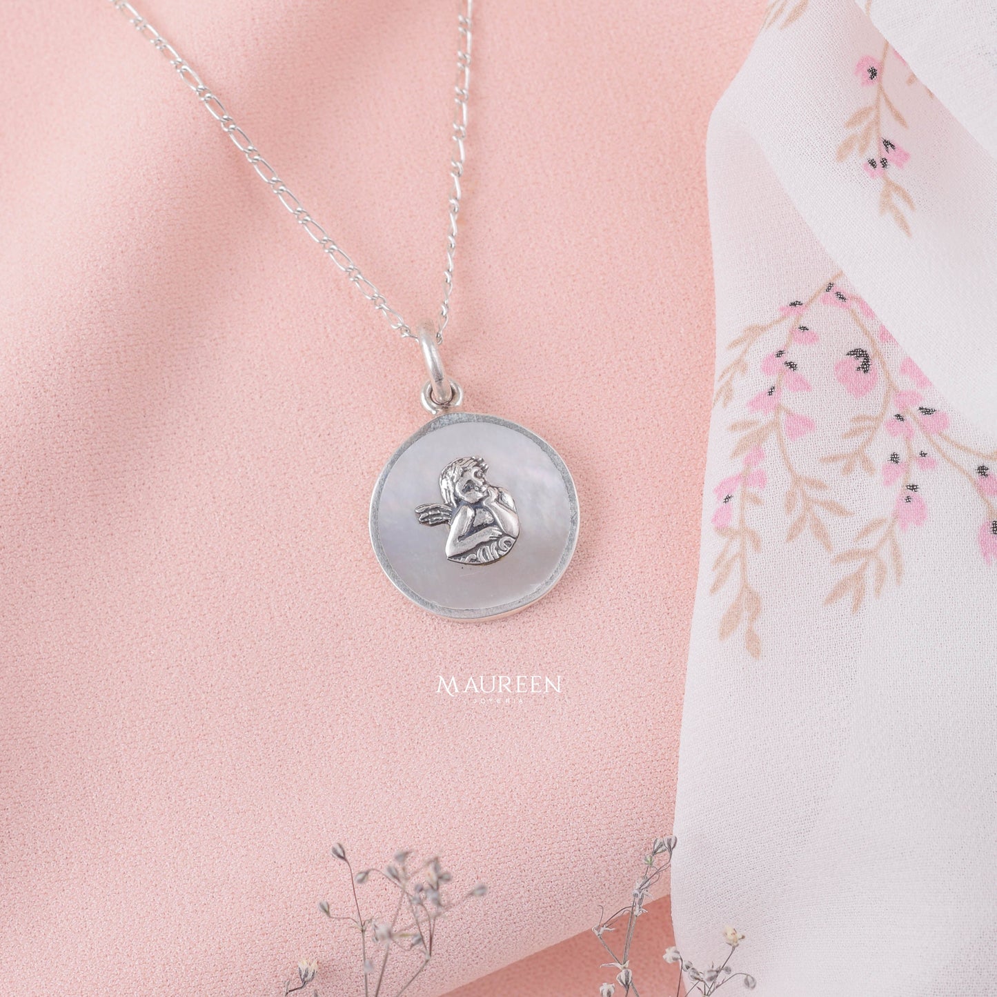 Dije angel con nacar