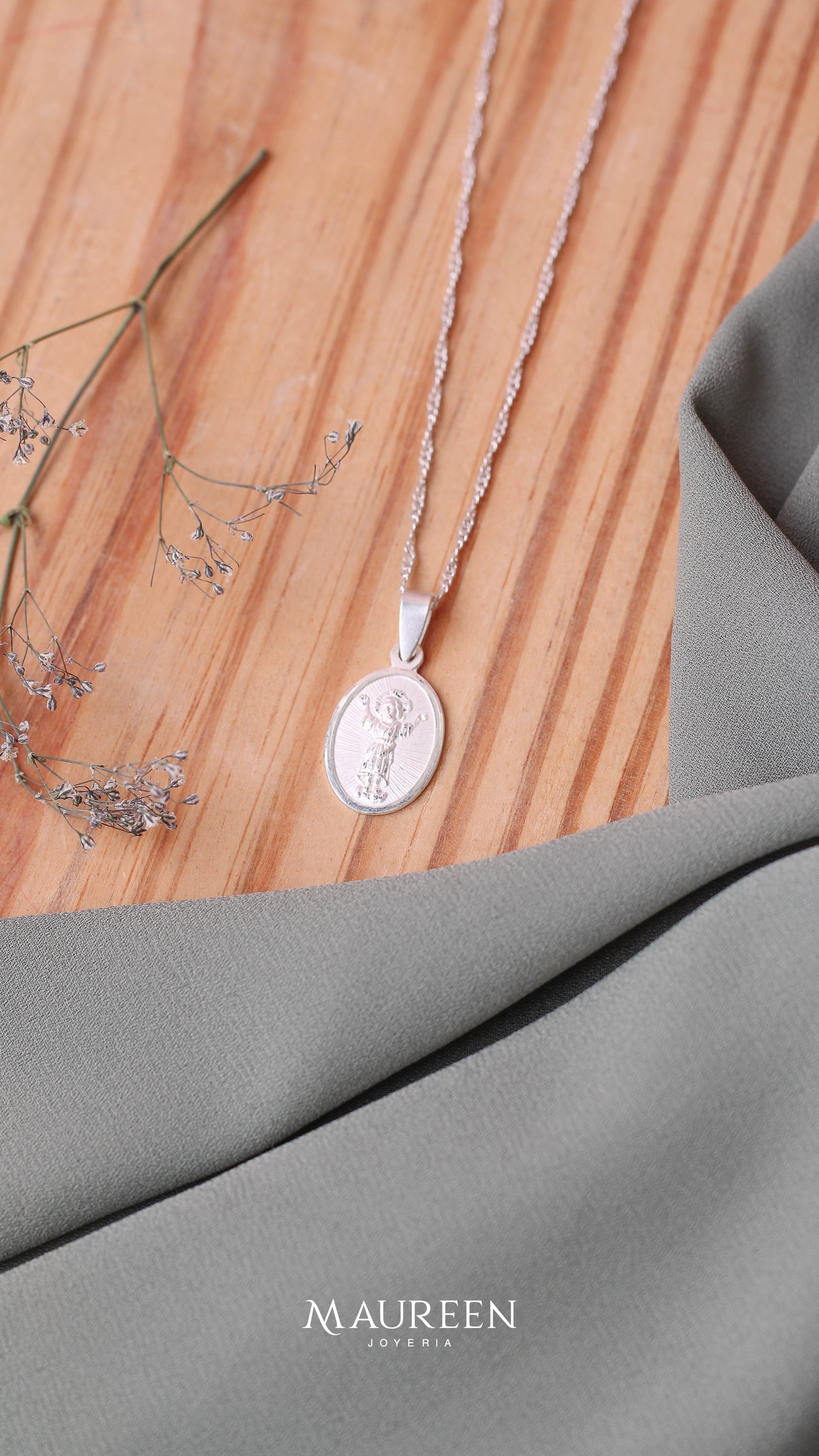 Dije divino niño plano oval mediano