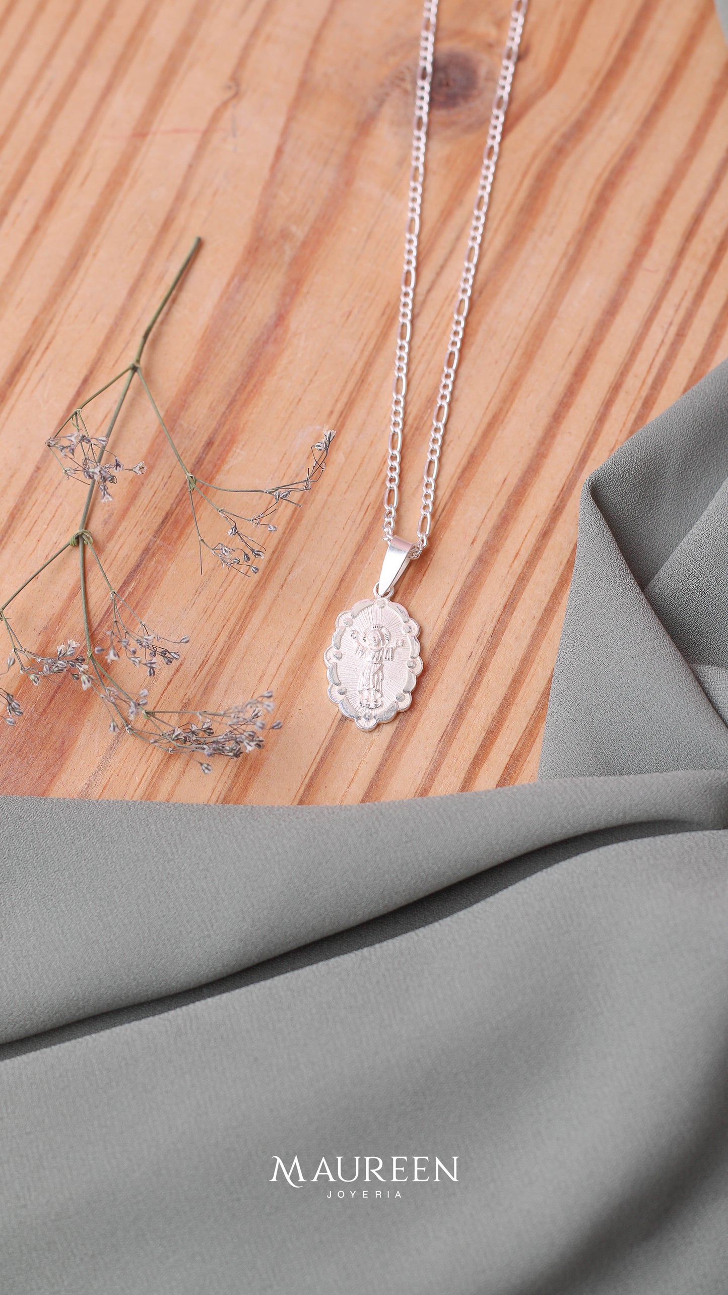 Dije divino niño contorno ondeando