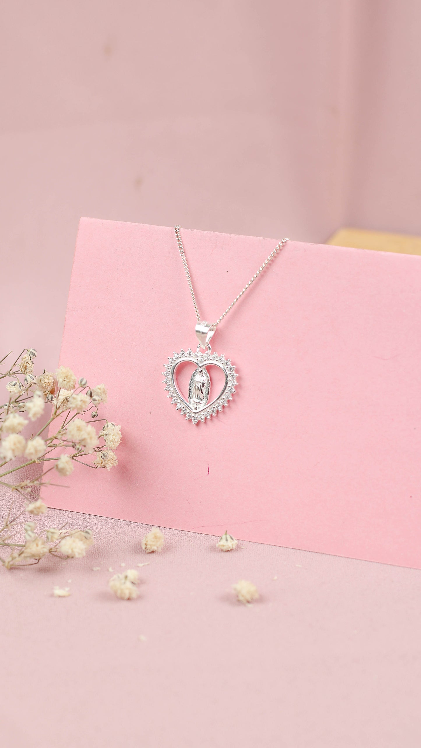 Dije virgen de guadalupe contorno corazon calado