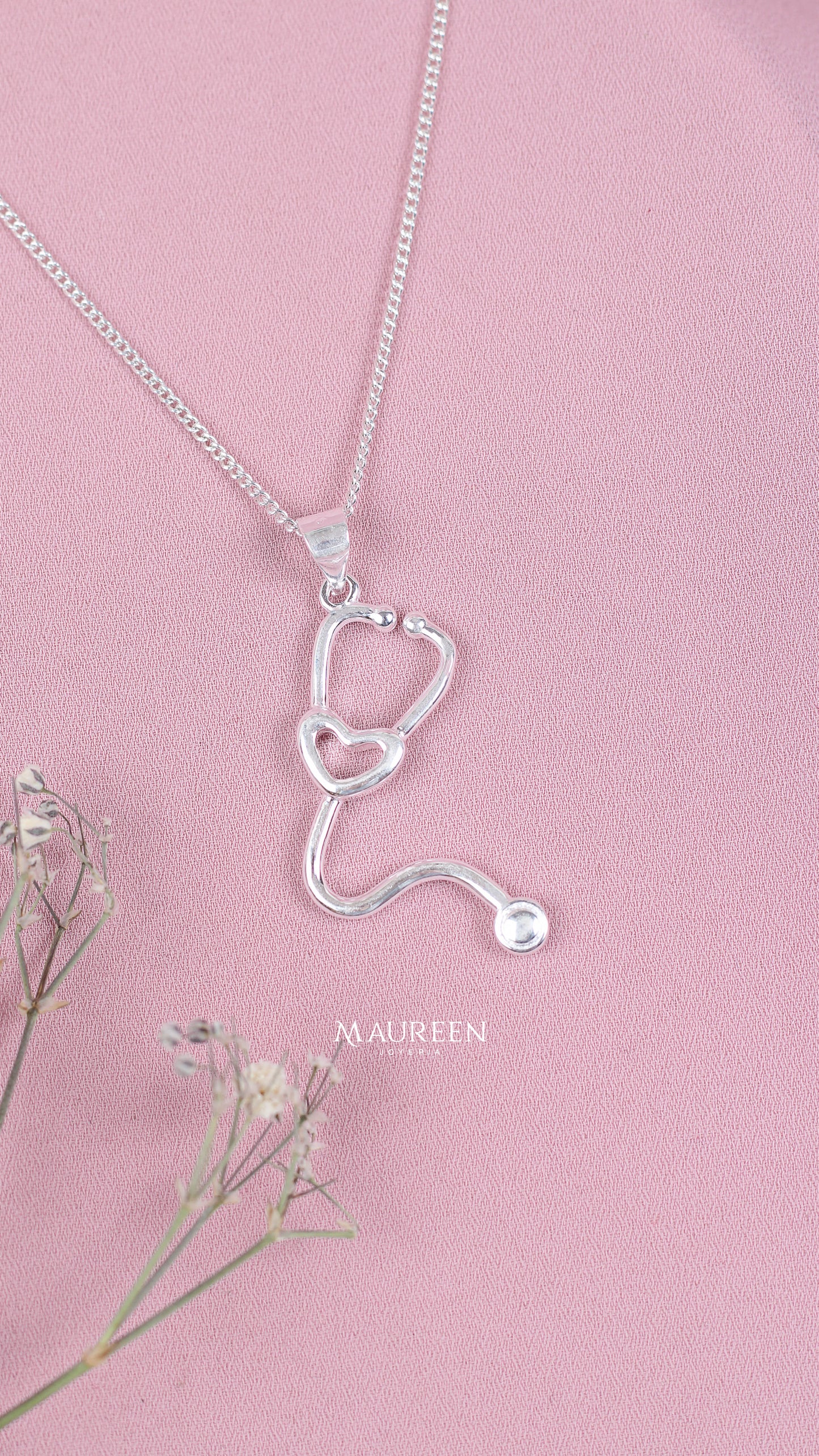 Dije estetoscopio con corazon