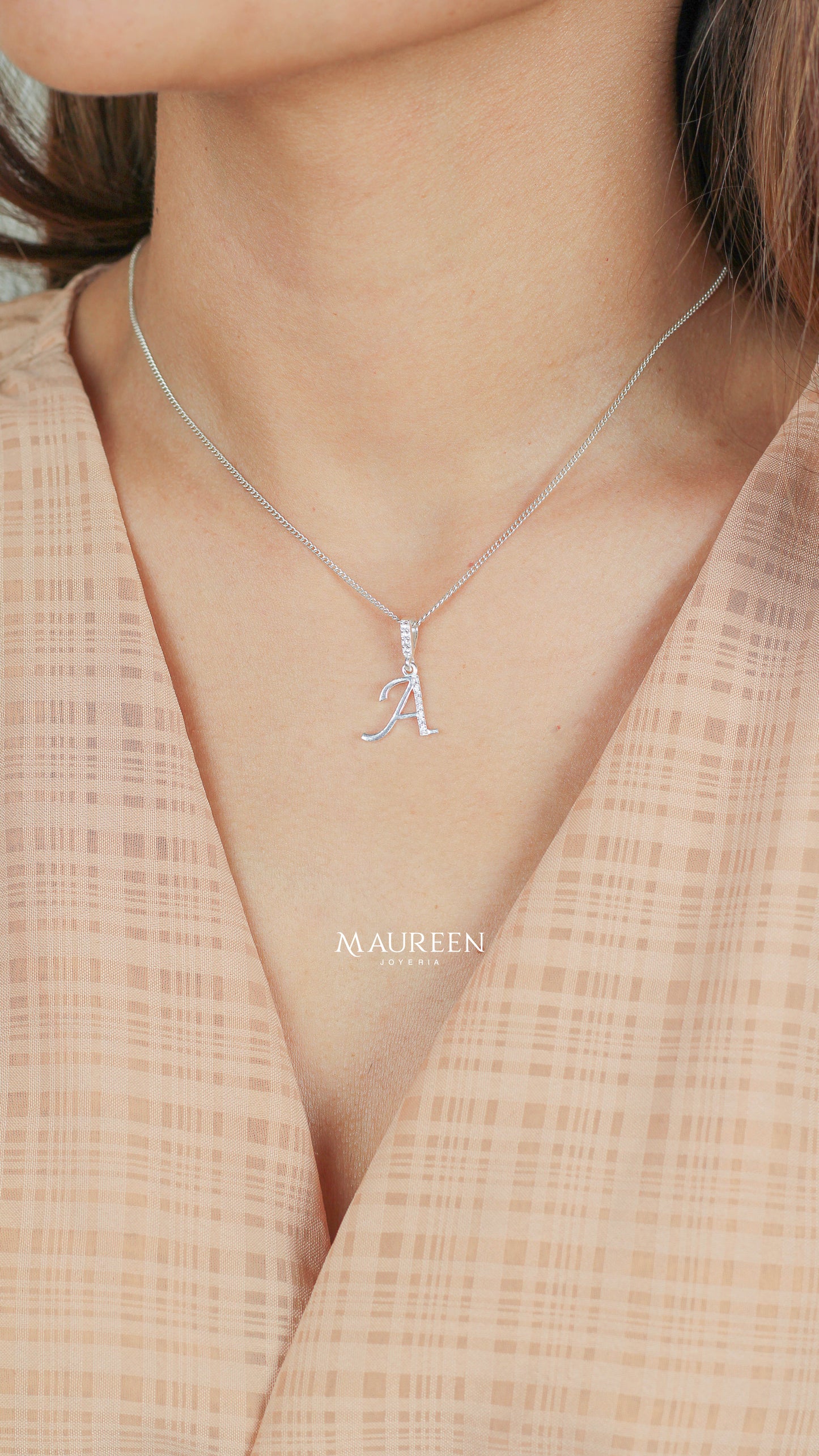 Dije letra cursiva "A" circones, pequeña - Plata
