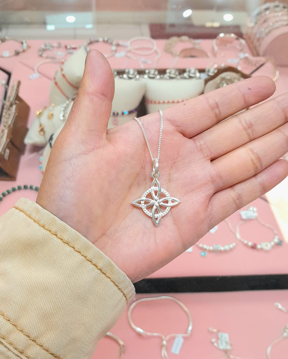 Dije nudo de bruja calado - Plata