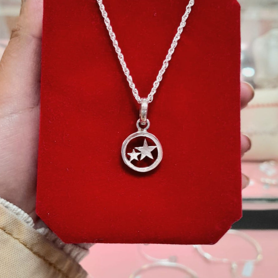 Dije circulo con dos estrellas - Plata quemada