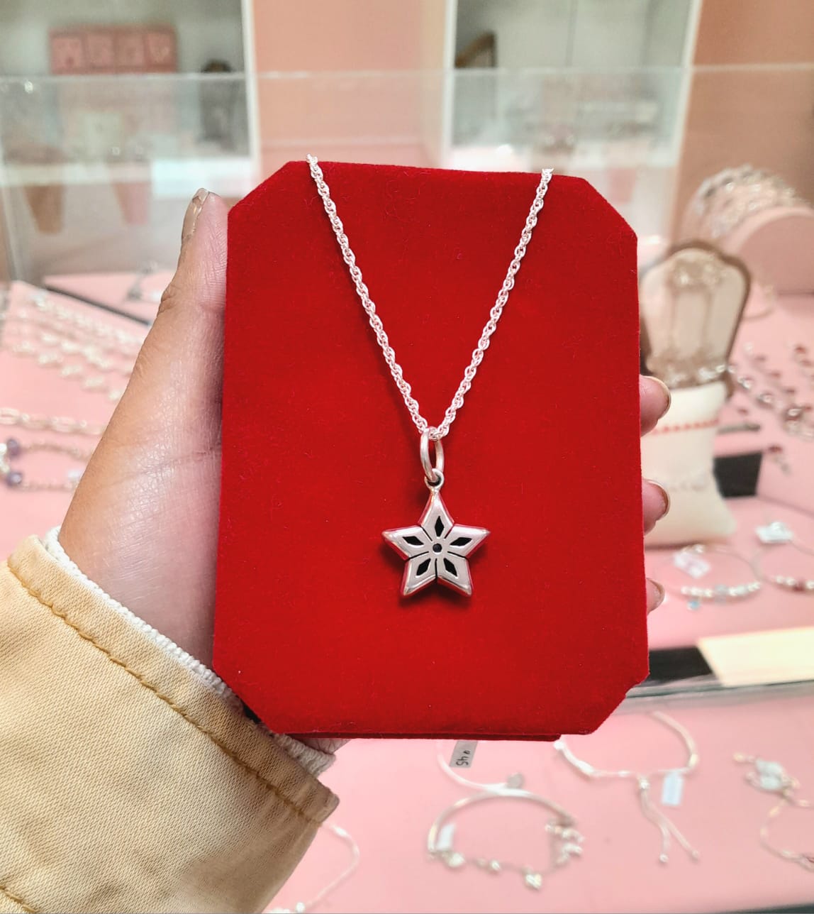 Dije estrella encajonada - Plata quemada