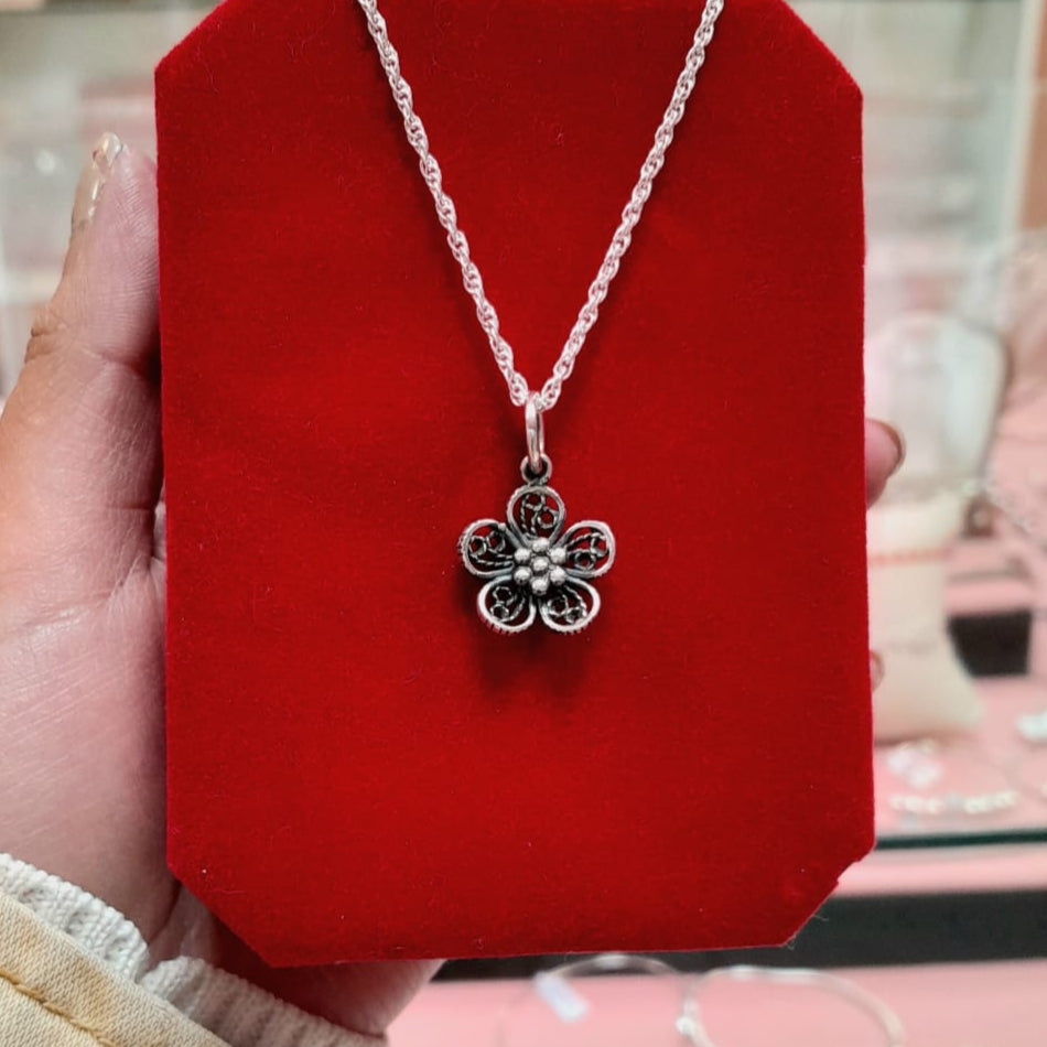 Dije flor filigrana 5 petalos - Plata quemada