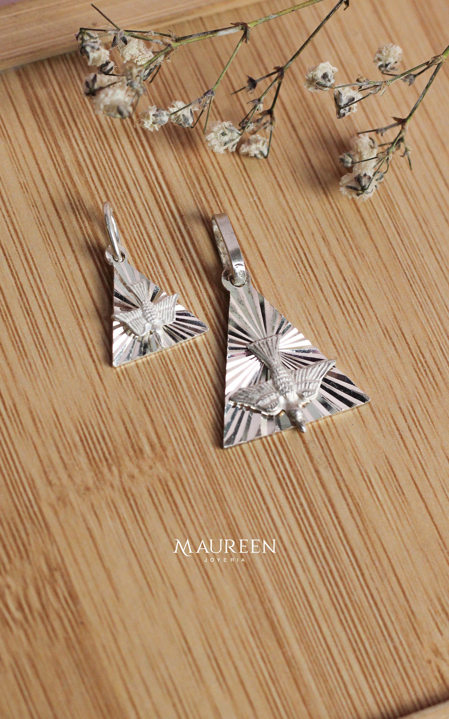 Dije espiritu santo triangular diamantado - plata