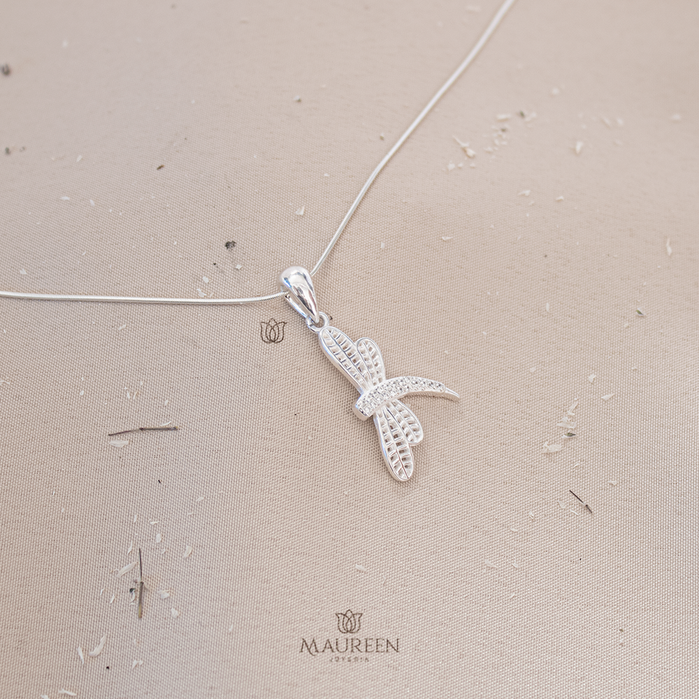 Dije libélula con circones