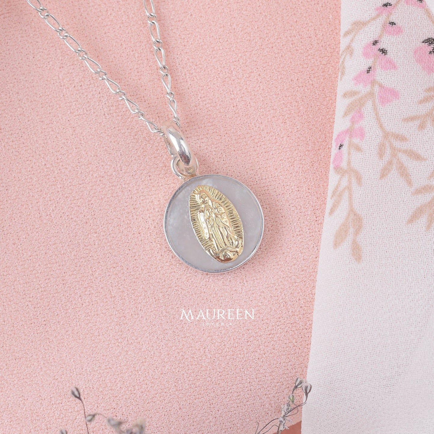 Dije Virgen de Guadalupe nácar con plata/oro