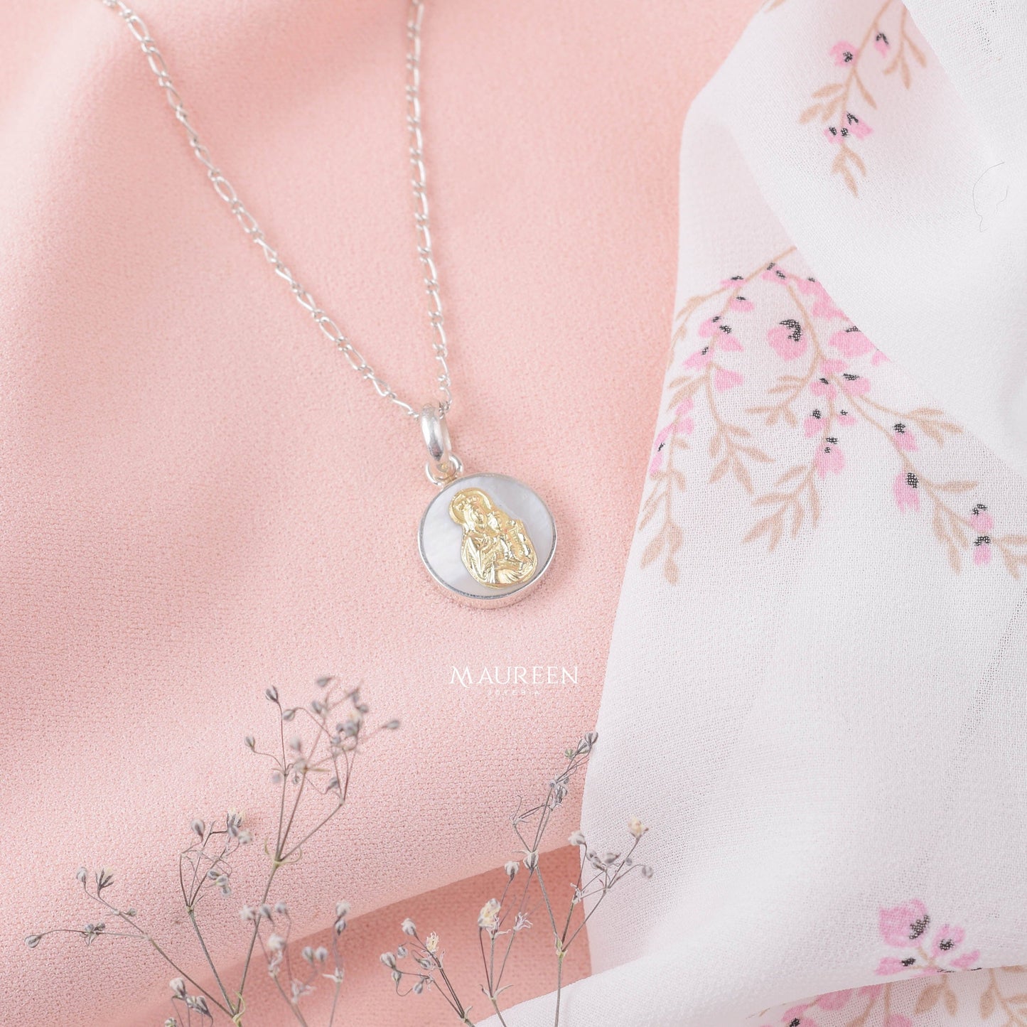 Dije Virgen del Carmen nácar con plata/oro