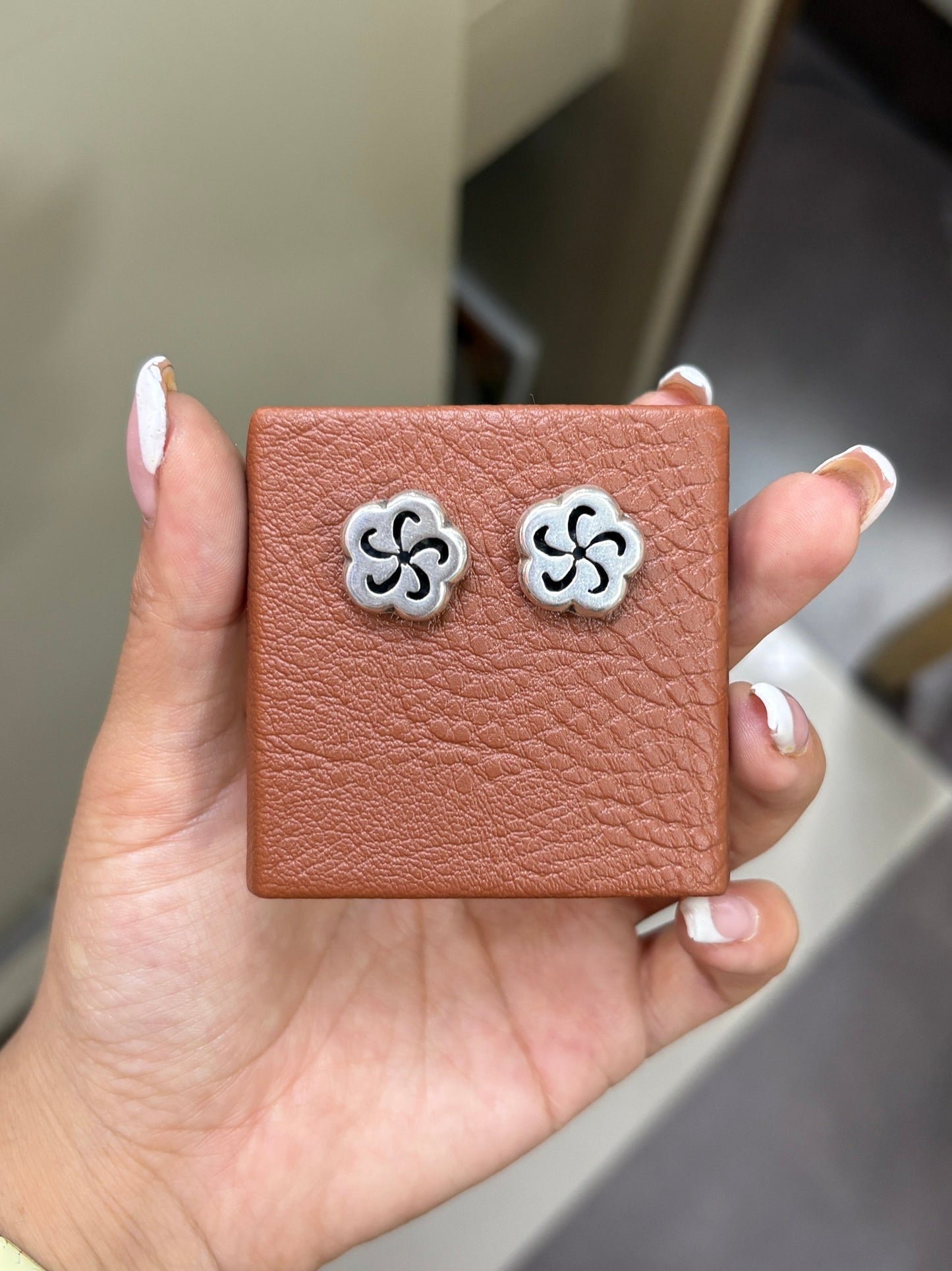 Arete flor encajonada con espiral plata quemada pegado- Plata