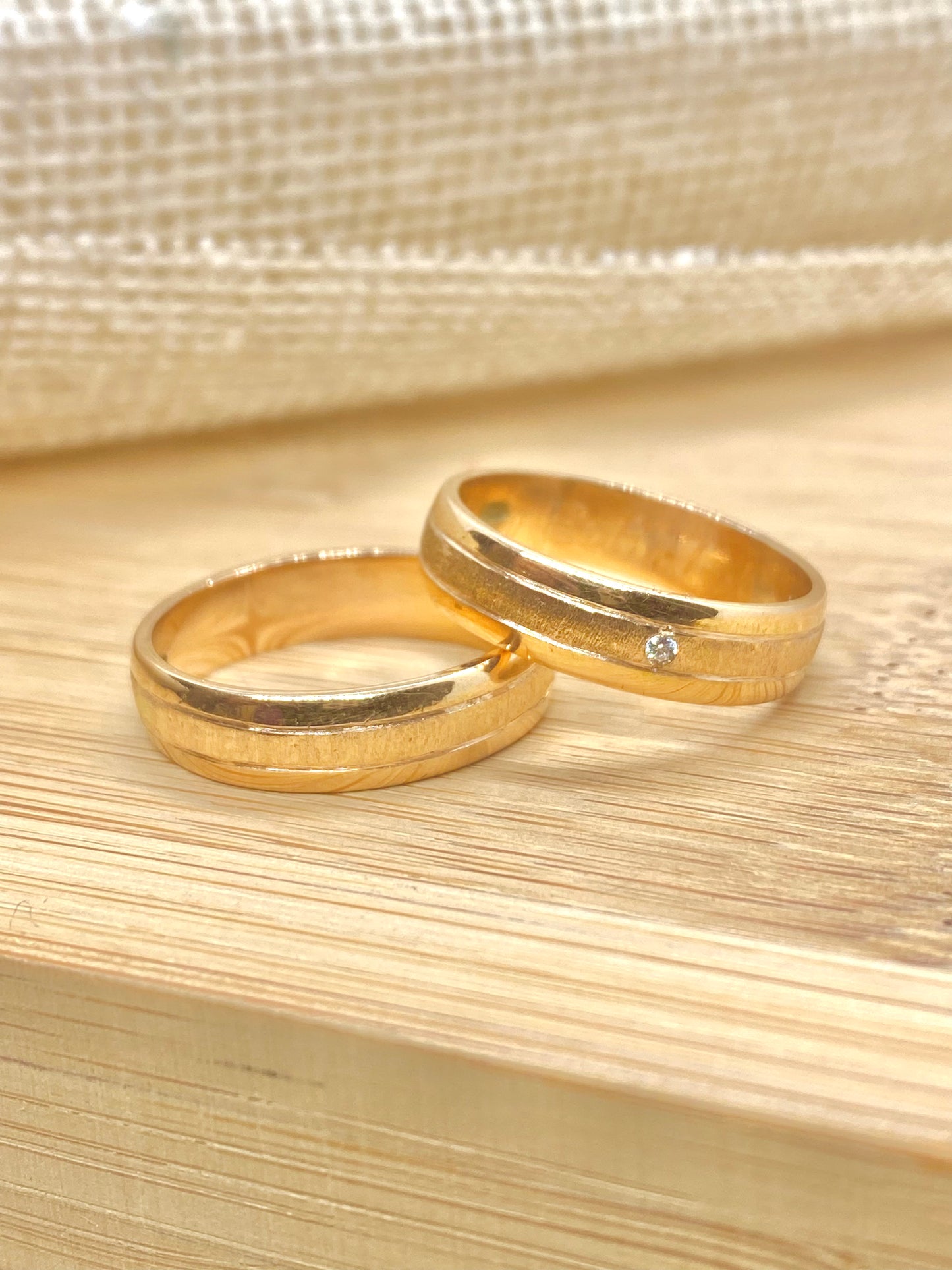 Aros de matrimonio media caña con circon - Oro