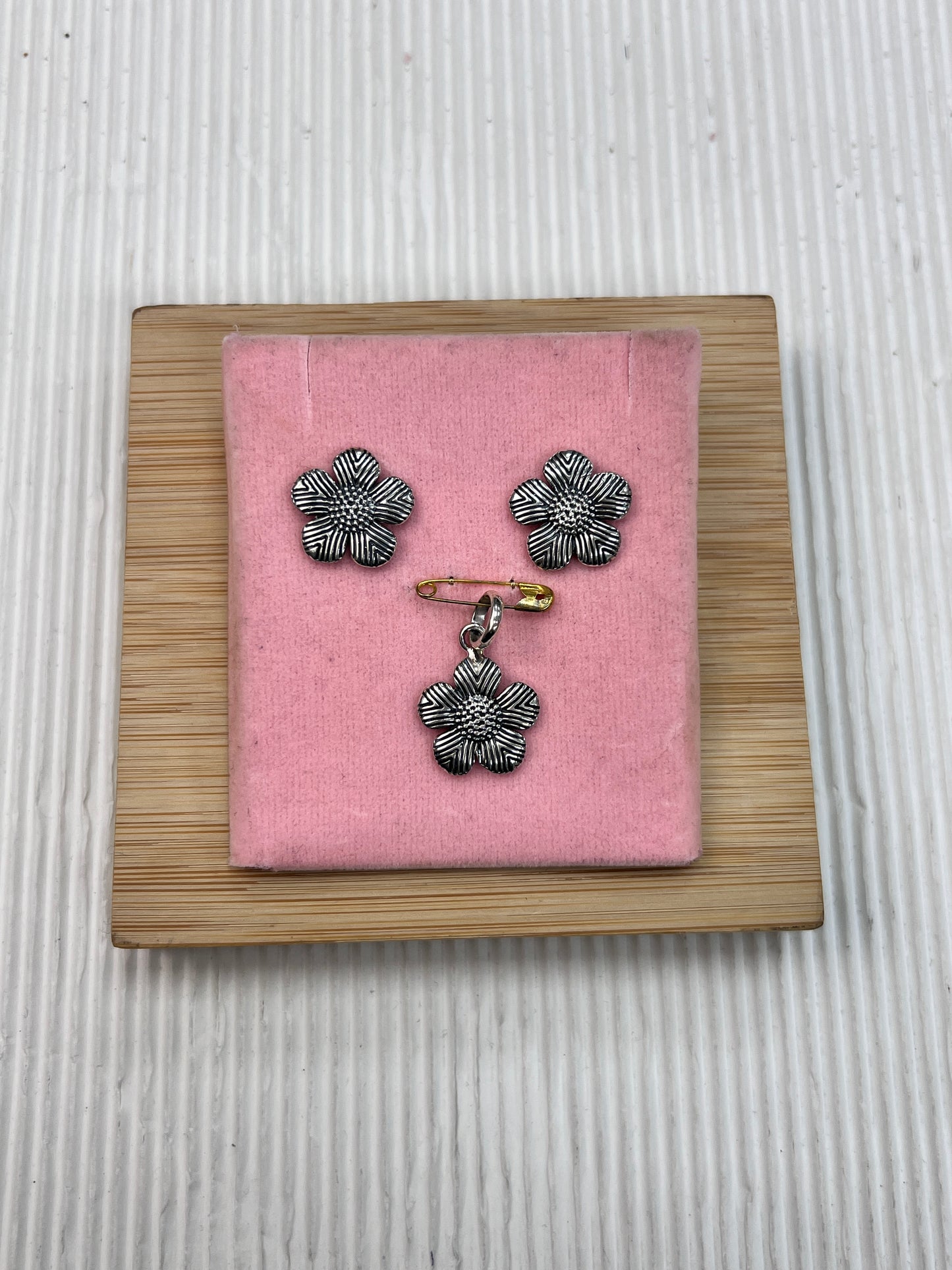 Juego flor pegado - plata quemada