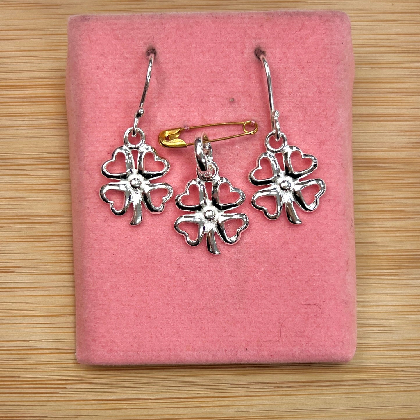 Juego trebol con tallo calado colgante - plata