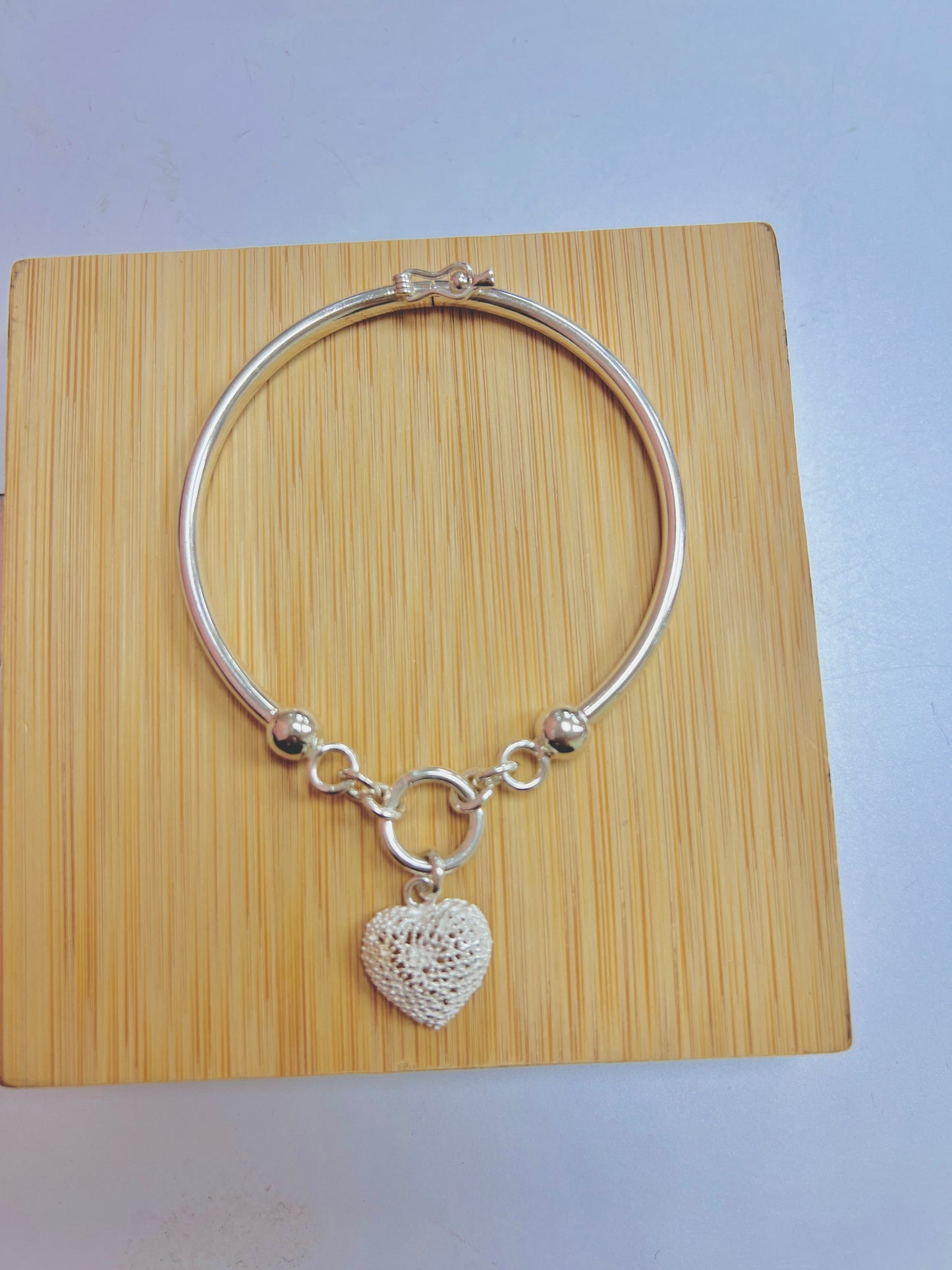 Puñera corazon tejido y esferas - plata