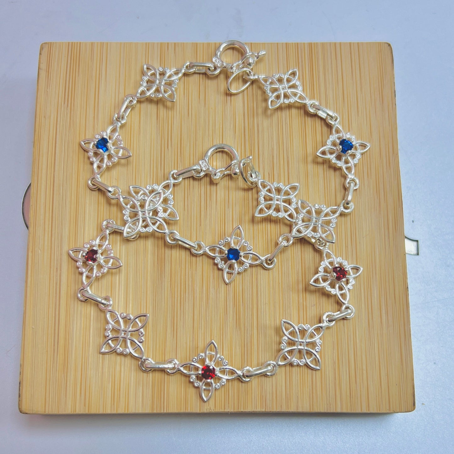 Pulsera nudo de bruja con circon - plata
