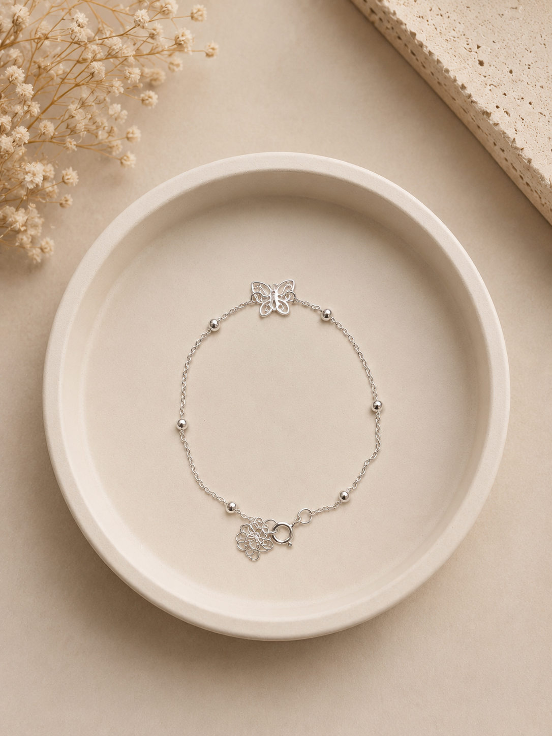 Pulsera con esferas y mariposa calada - Plata