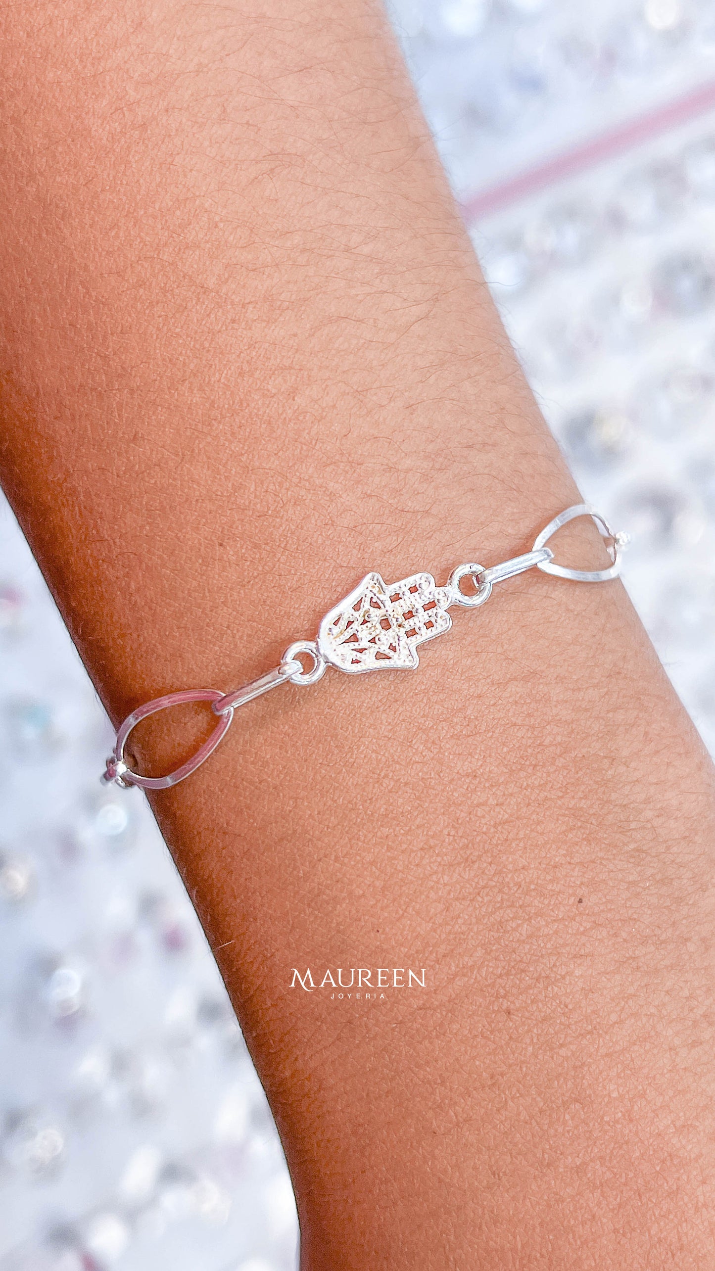 Pulsera manos poderosas tejidas con oval calado - Plata
