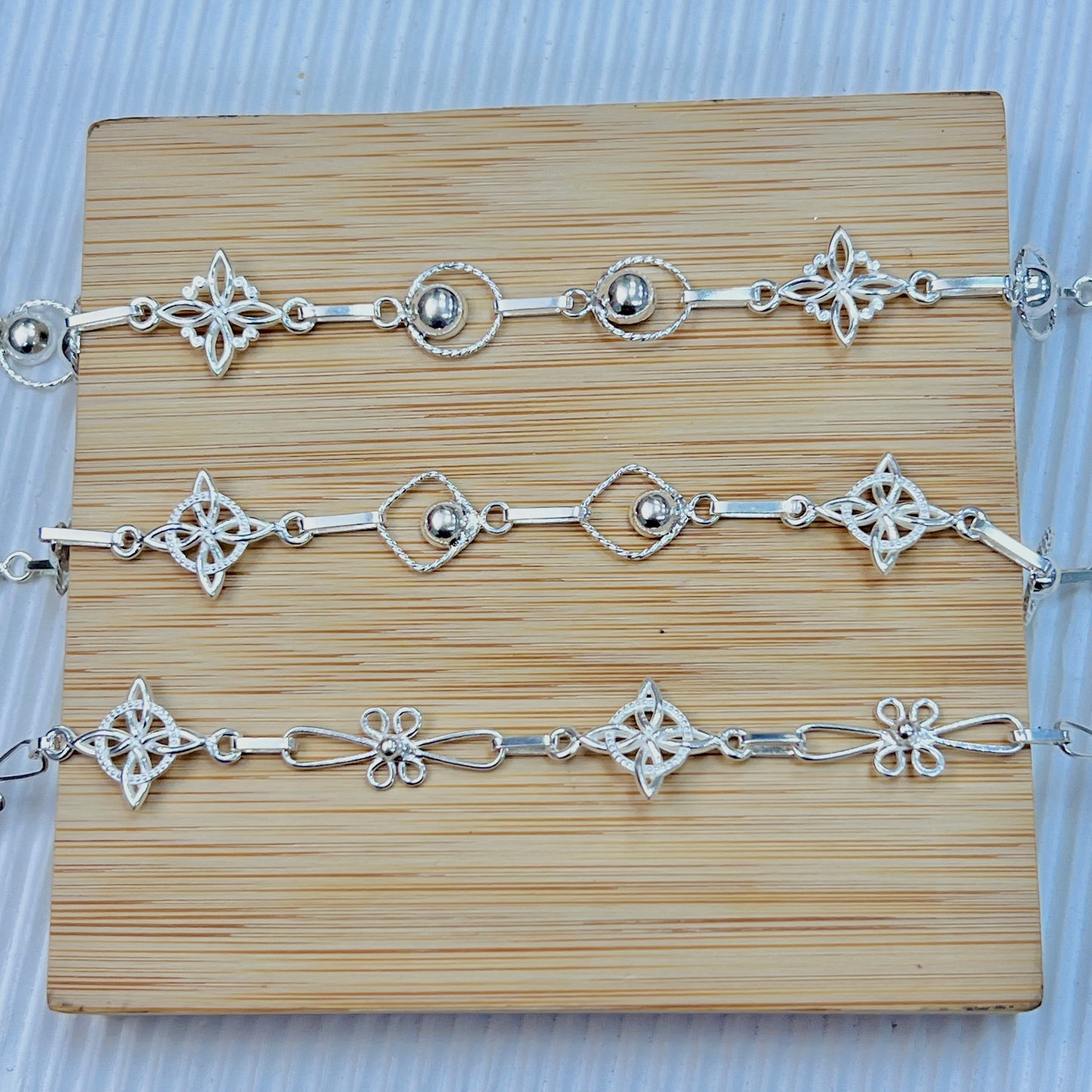 Pulseras delgadas nudo de bruja - plata