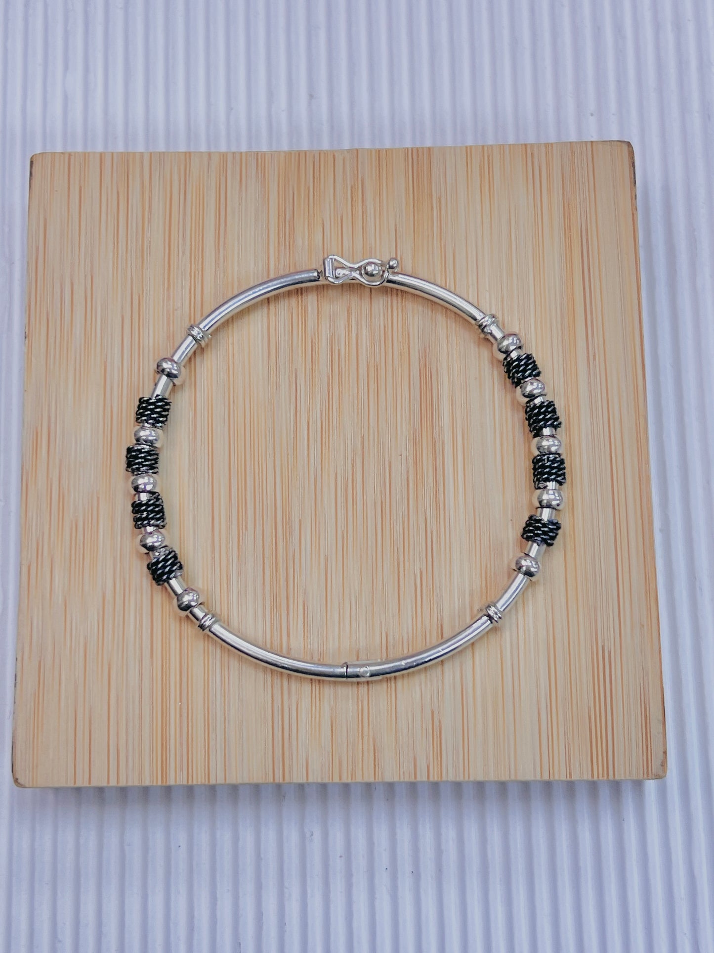 Puñera donas y entrelazado - plata quemada