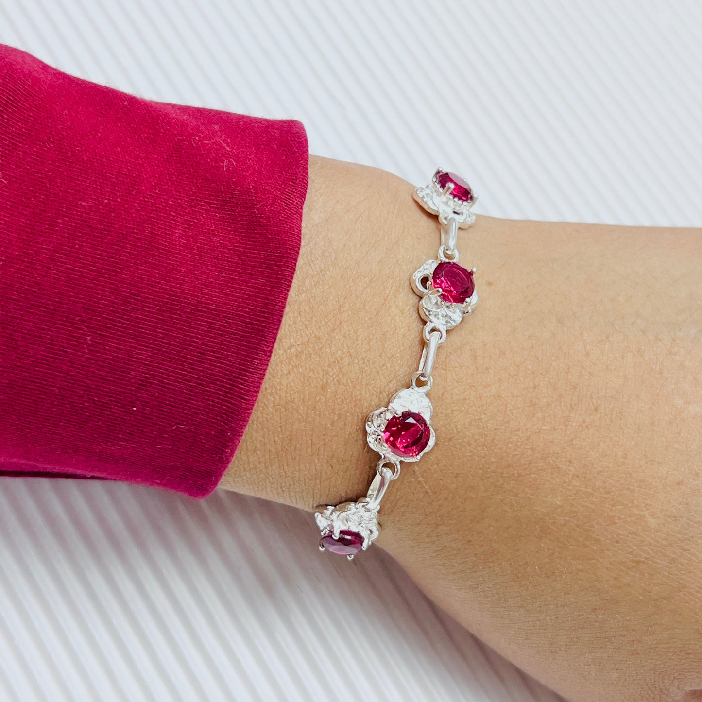 Pulsera flor 3 petalos con circon rubi - plata
