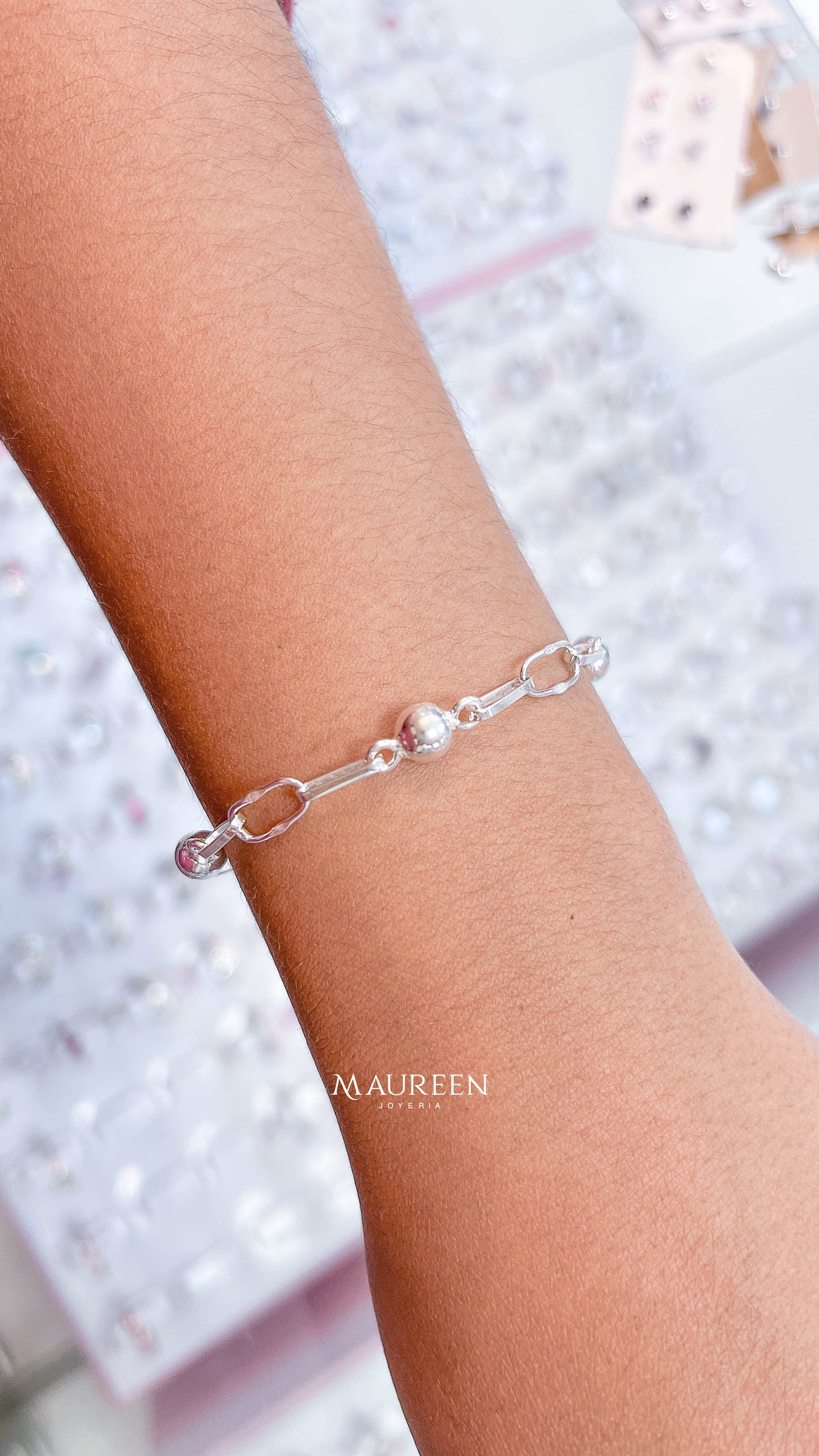 Pulsera esferas con argollas oval plana enmedio - plata