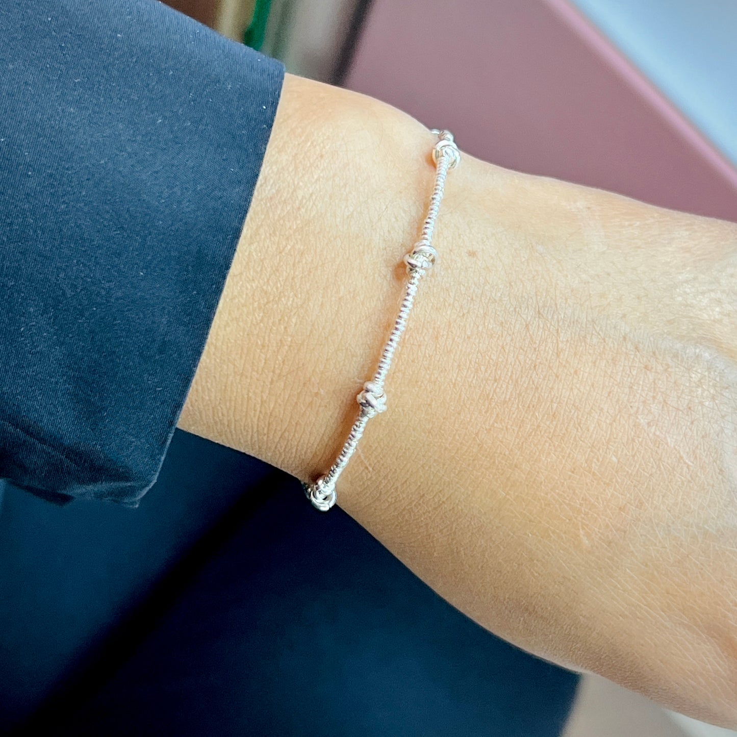 Pulsera chaquira con nudos - plata