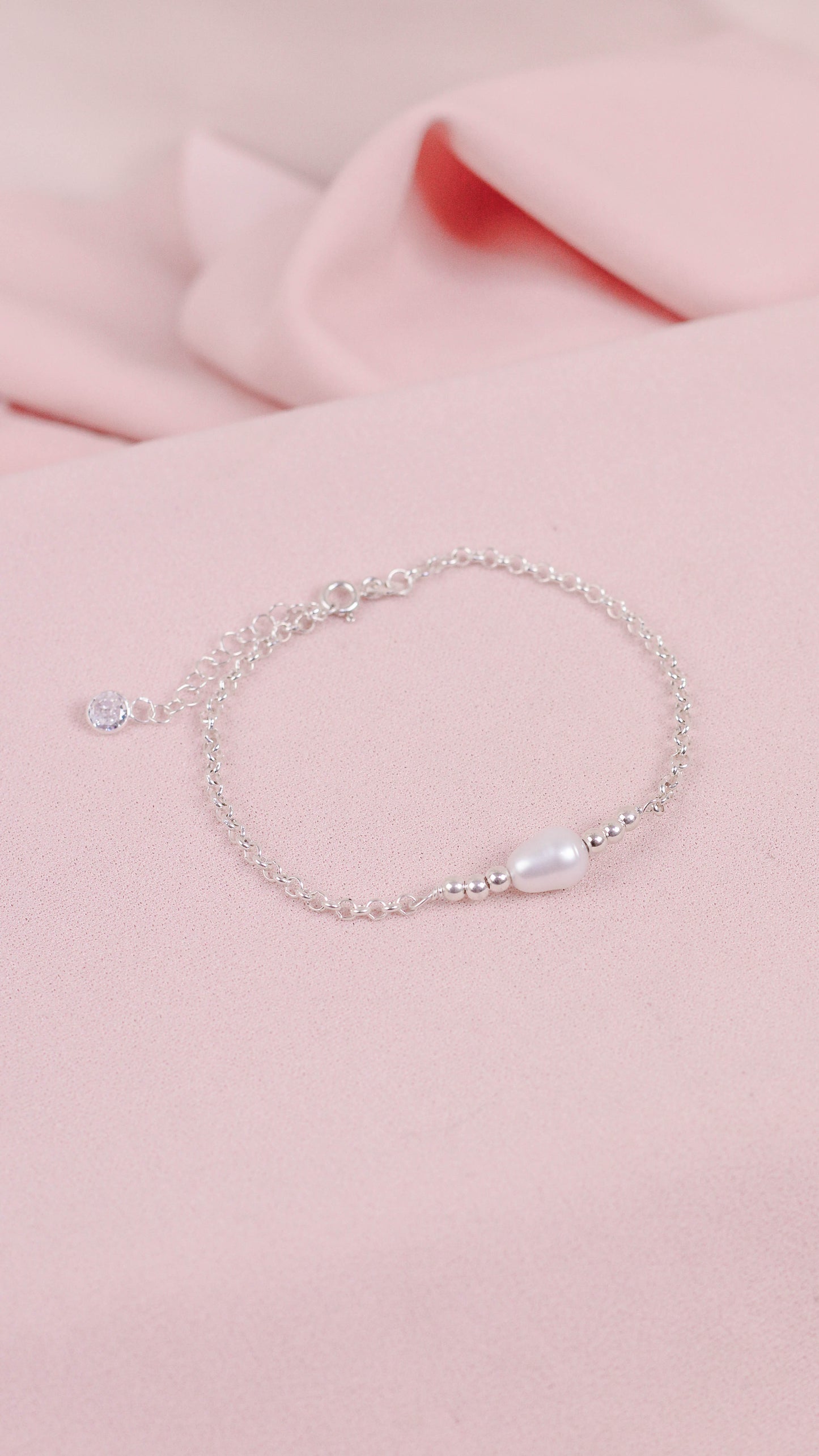 Pulsera perla y 3 esferas a los lados - Plata