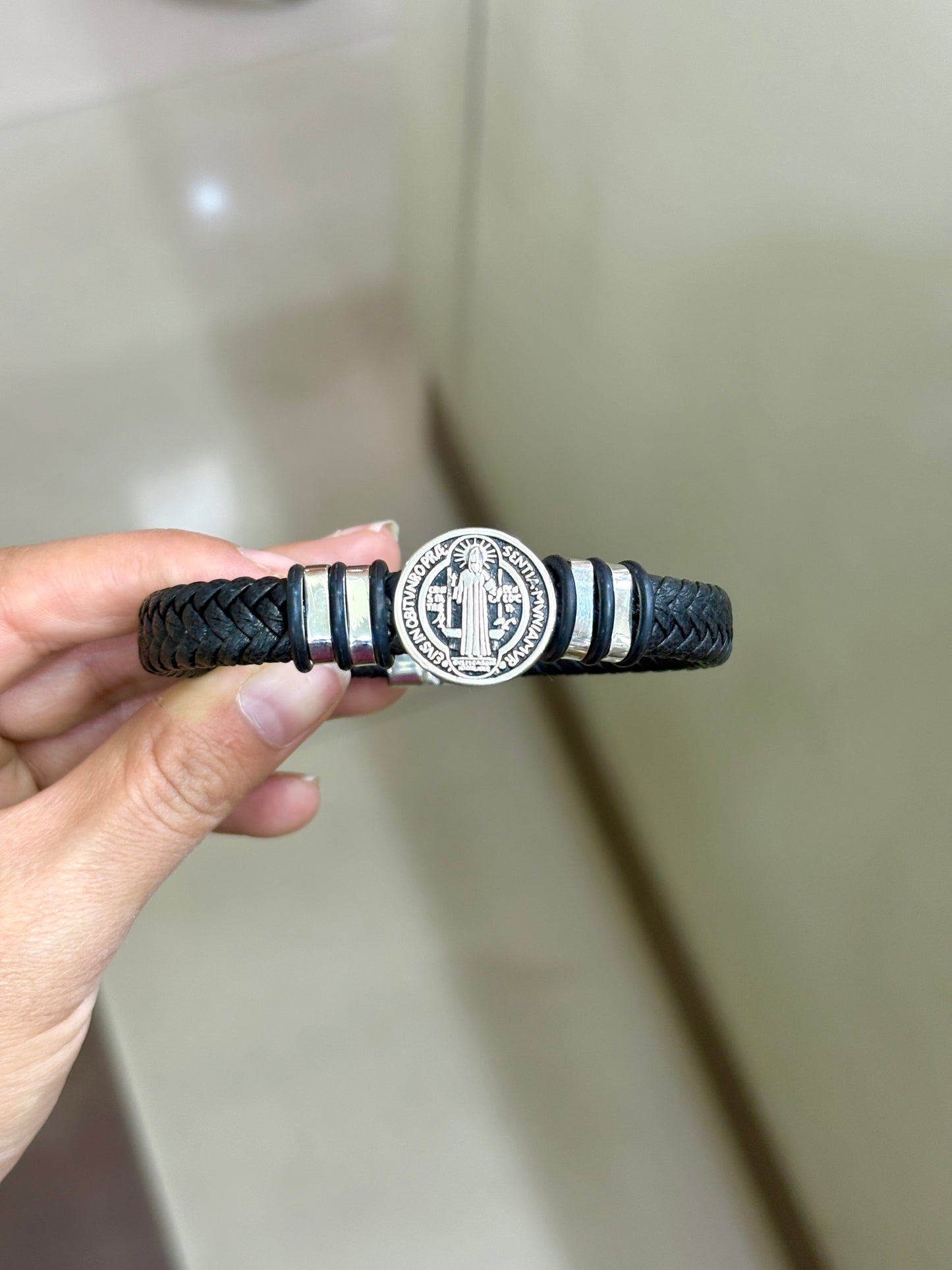 Pulsera de cuero San Benito - Plata