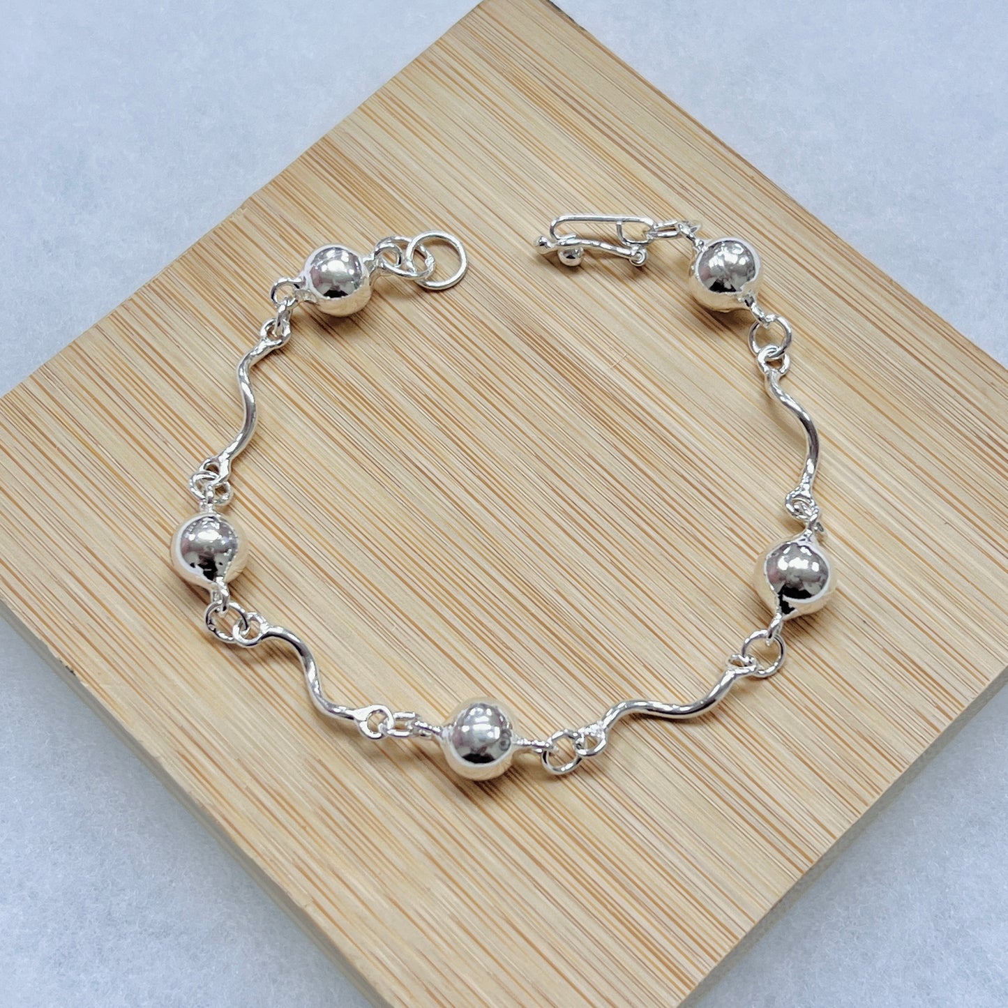 Pulsera esferas grandes con tubo ondeado - plata