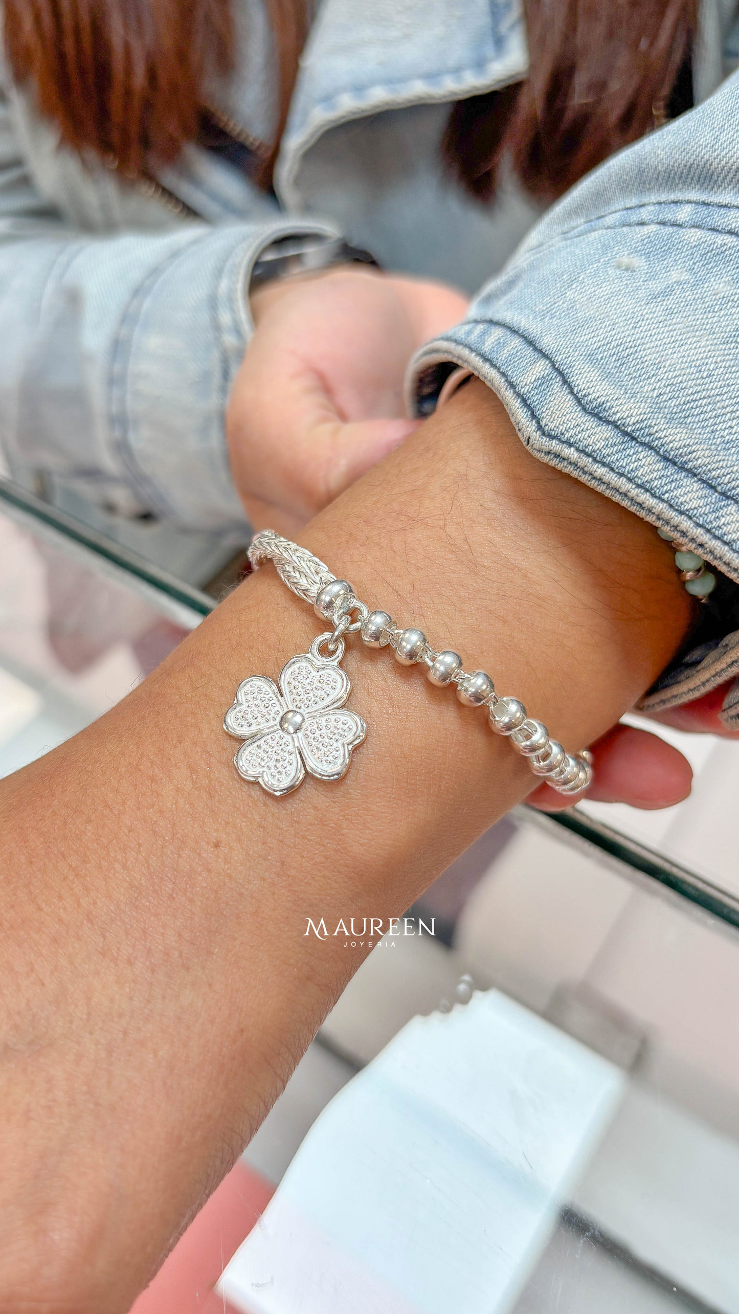 Pulsera espiga entrelazada con donas y dije trebol - plata